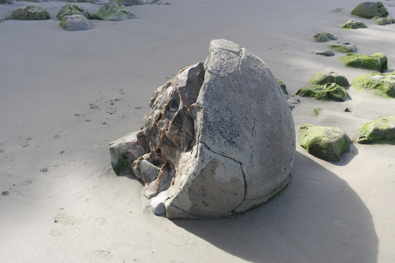 007 Moeraki Boulder Inside