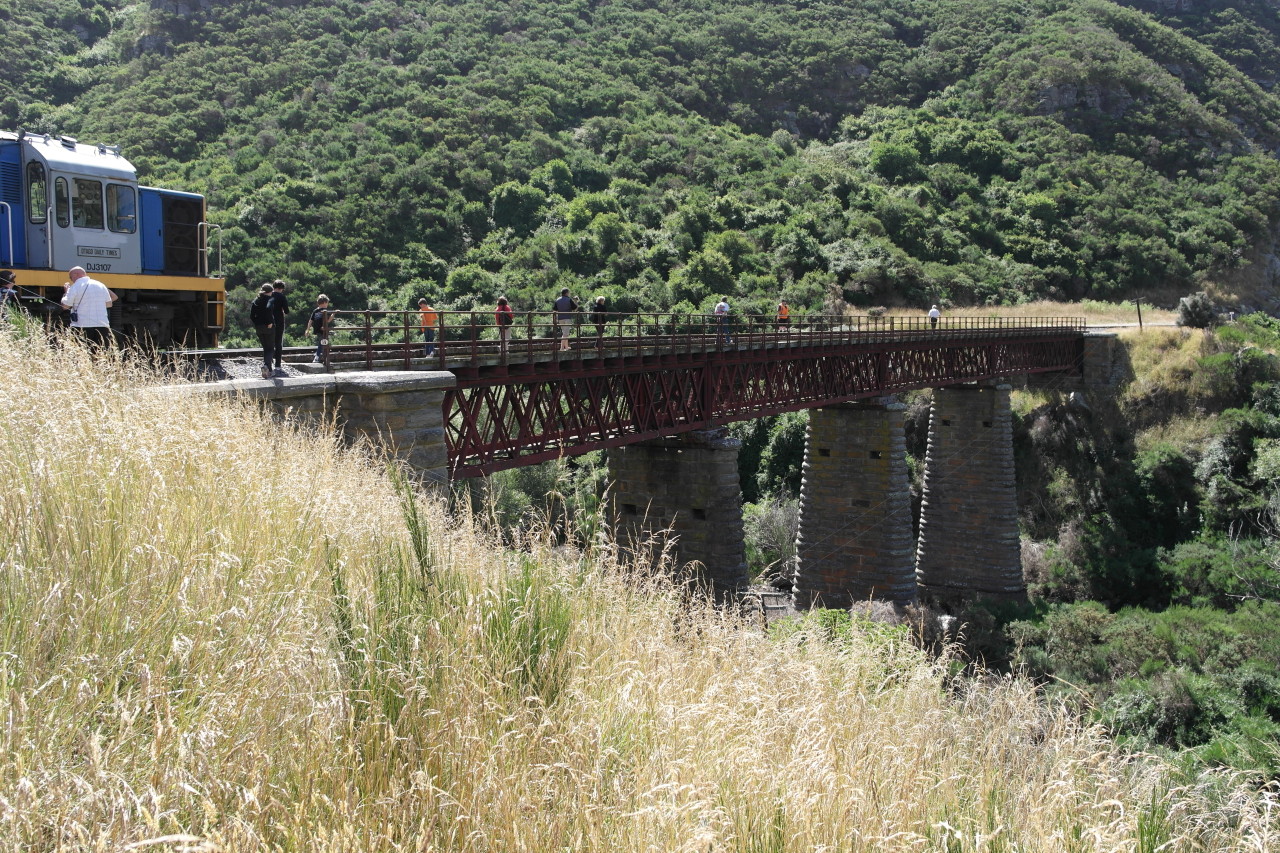 Als Special Feature wurde auf der Strecke vor einer Brücke angehalten und alle Passagiere durften die Brücke zu Fuß überqueren! Der Zug ist dann hinterher gefahren.