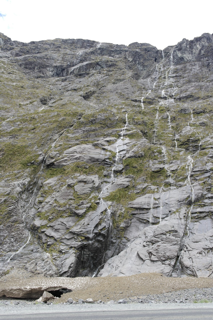 Links neben dem Tunnel gibt es Wasserfälle...