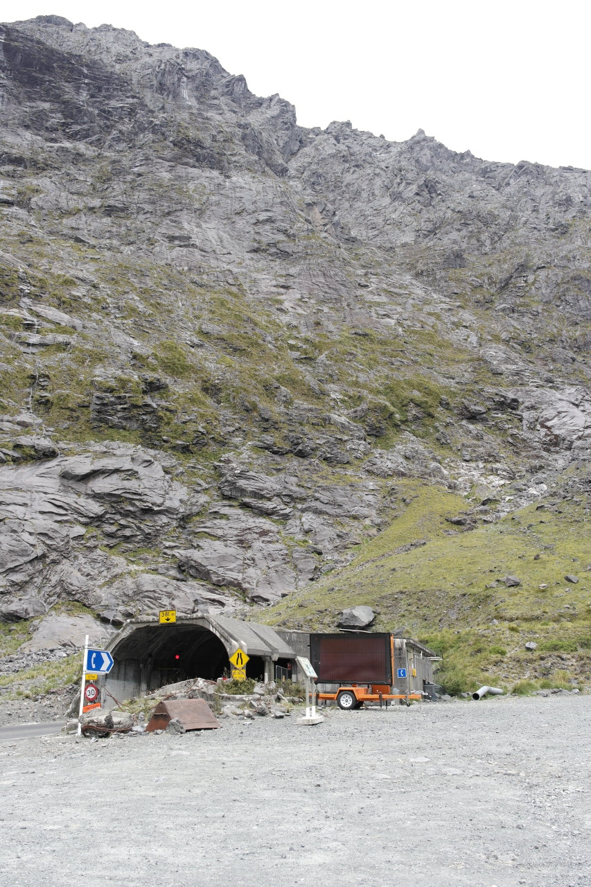 Der Tunnel selbst ist einspurige Röhre.