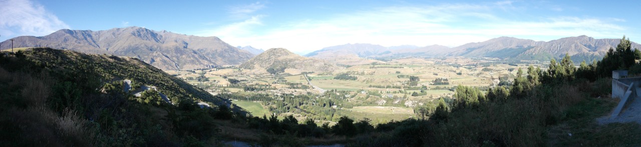 Das Tal, das sich von Queenstown nach Osten erstreckt ist ein beliebtes Weinanbaugebiet. Links sind die Remarkables.