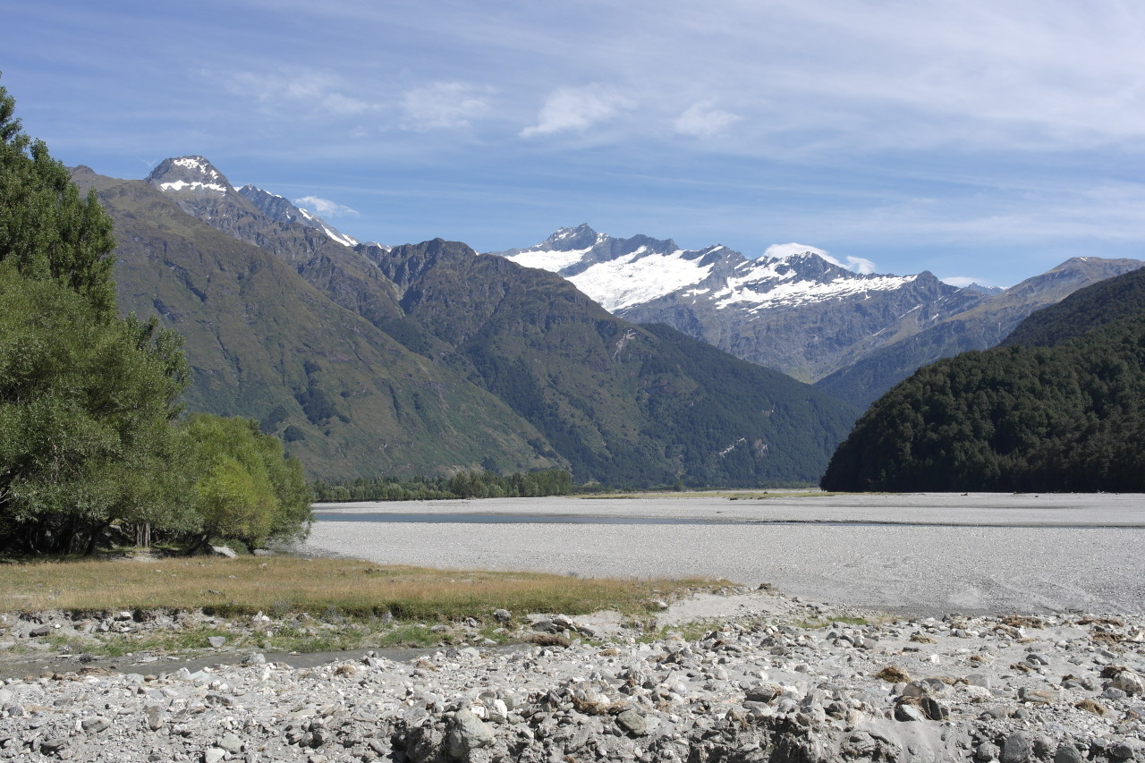 Das breite Bett des Matukituki Rivers.