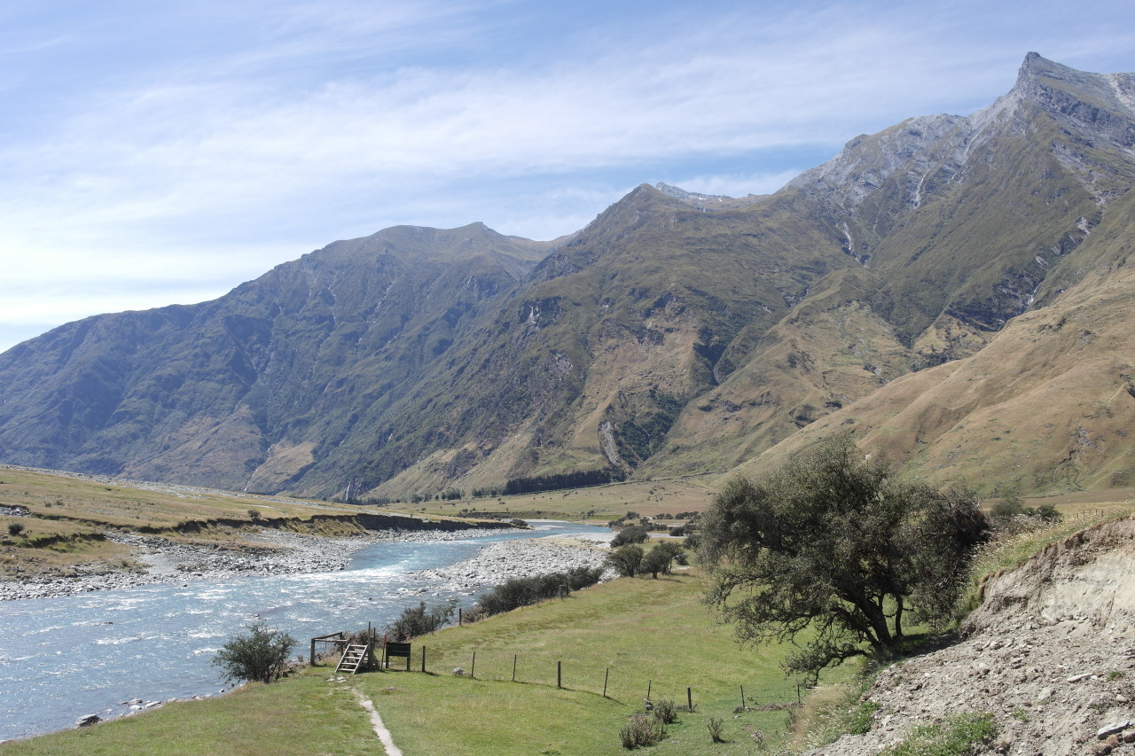 Der Matukituki fließt in den Lake Wanaka, der widerum vom Clutha River ins Meer entwässert wird. Auf dem Bild sind übrigens typisch neuseeländische Stufen zu sehen, um Weidezäune zu überwinden, ohne Gatter öffnen zu müssen. Jeder Wanderweg hat einige davon!