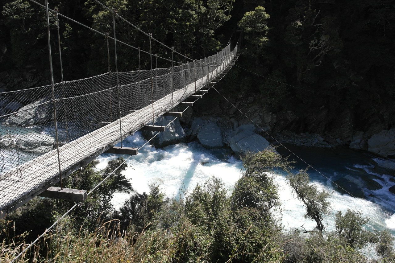 Die Hängebrücke, die den Matukituki überspannt und zum eigentlichen Rob Roy Wanderweg führt. Es war sehr windig und die Brücke hat entsprechend gut gewackelt.