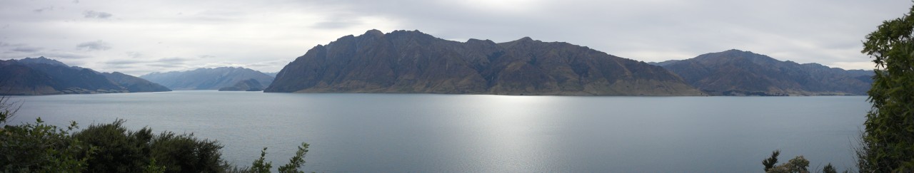 Lake Hawea ist kahl auf dem gegenüberliegenden Ufer...