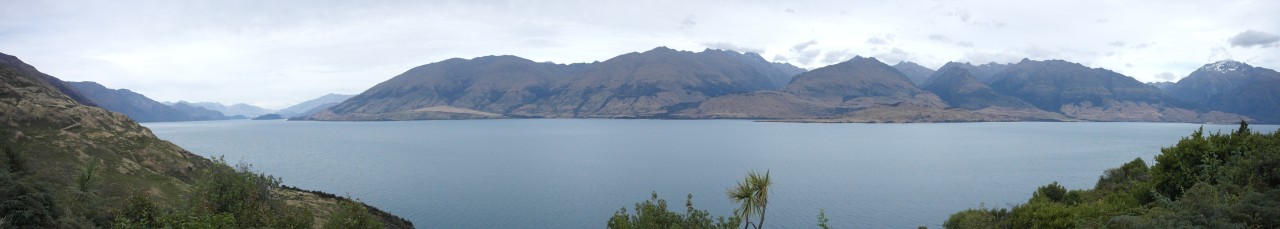 Lake Wanaka. Am linken Ende liegt irgendwo der Ort Wanaka.