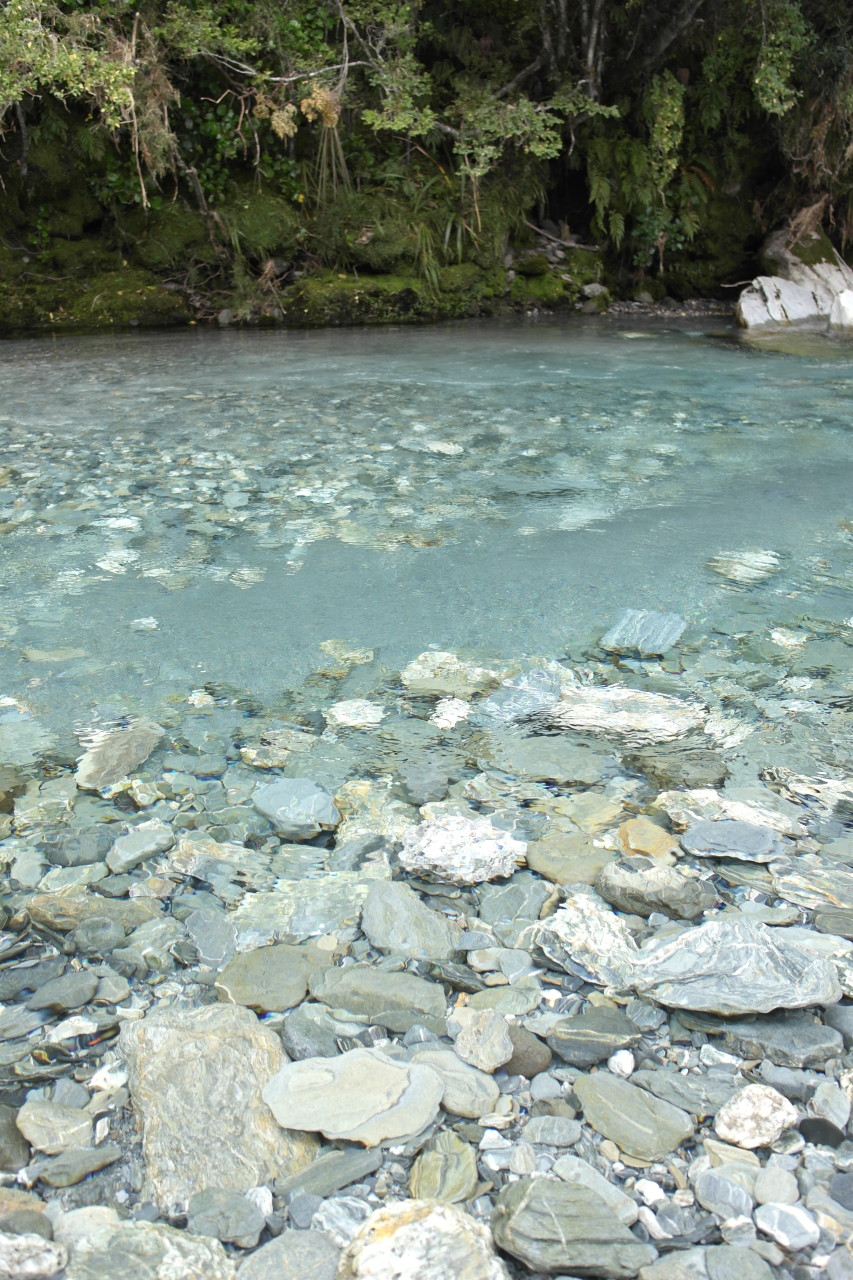 Bei diesem Wasserfall war das Flusswasser wieder unglaublich klar.