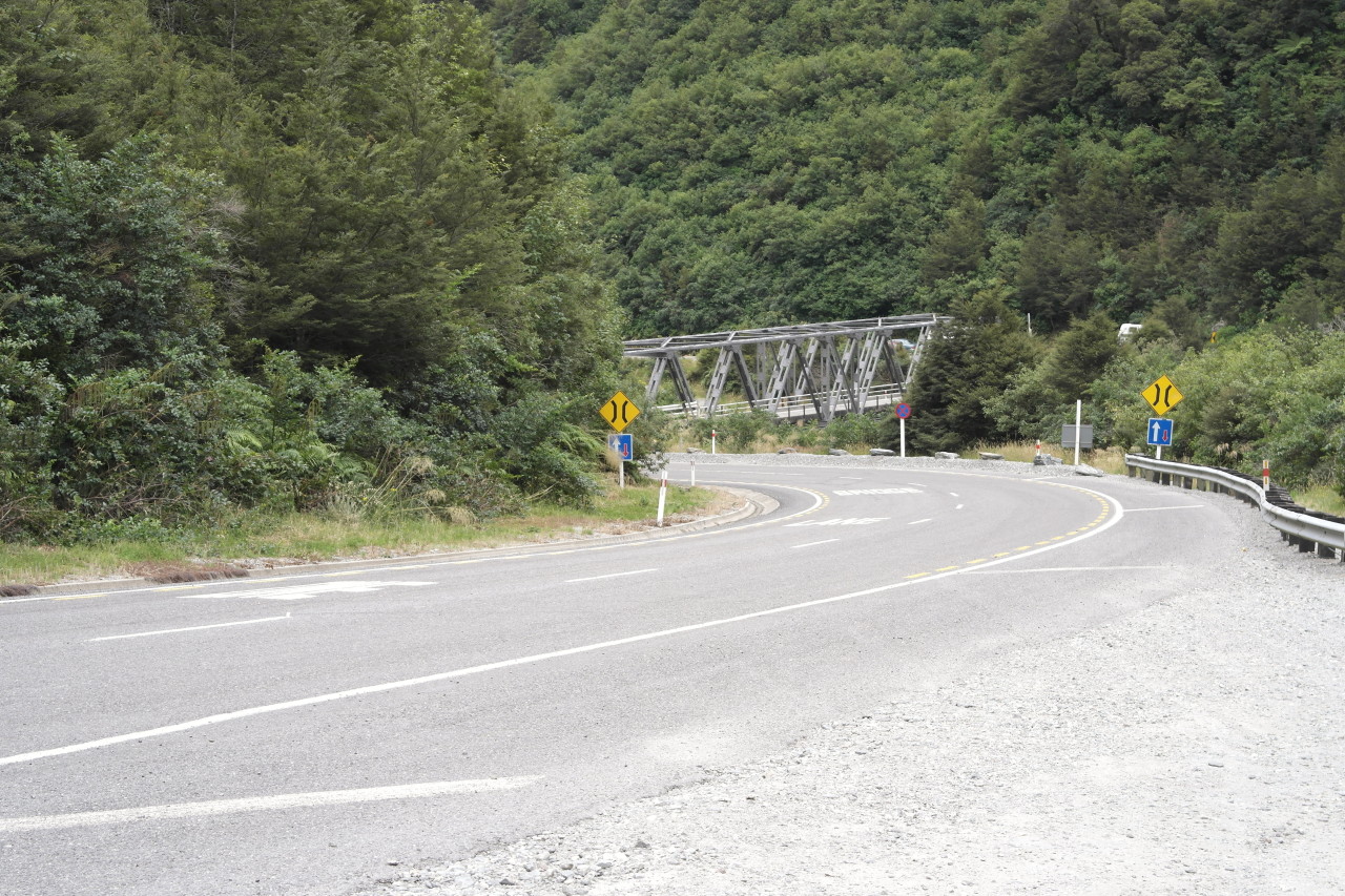 Neuseeland ist voll mit einspurigen Brücken. Überall wo wenig Verkehr herrscht, wird aus Kostengründen nur eine Spur auf Brücken verbaut. Das klappt erstaunlich gut, ich musste nur sehr selten mal warten. Die längste einspurige Brücke führt auch über den Haast River, an der Mündung und ist mehr als einen Kilometer lang!