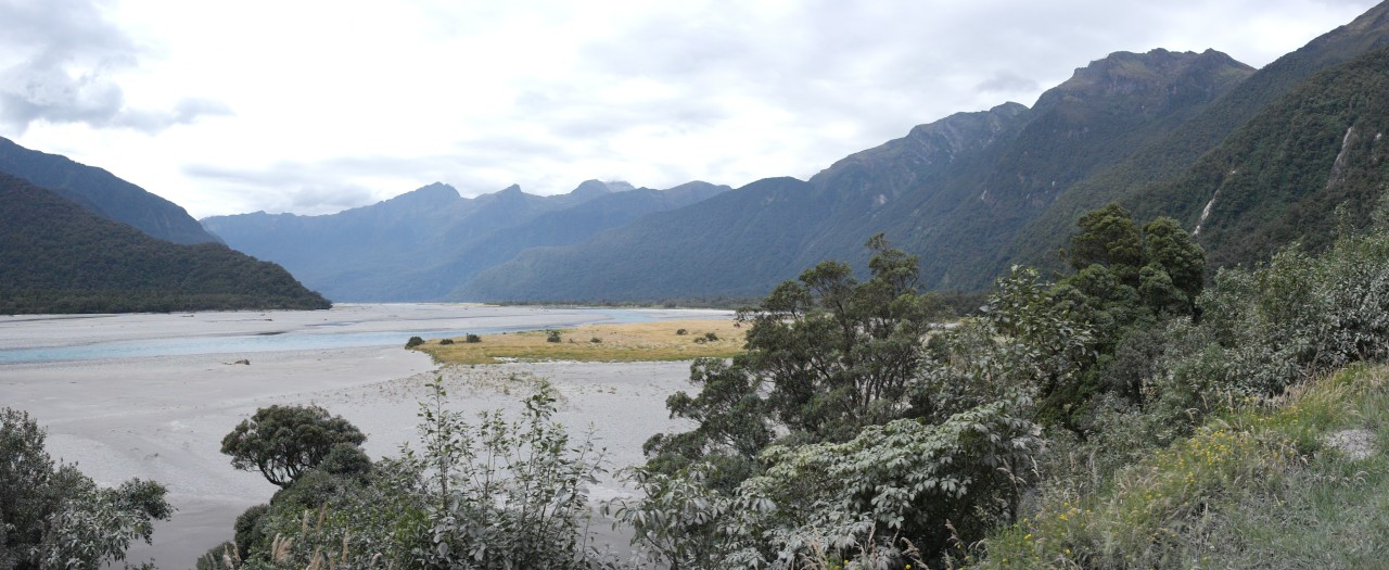 Der Haast River kommt von rechts, und von links der Landsborough River.