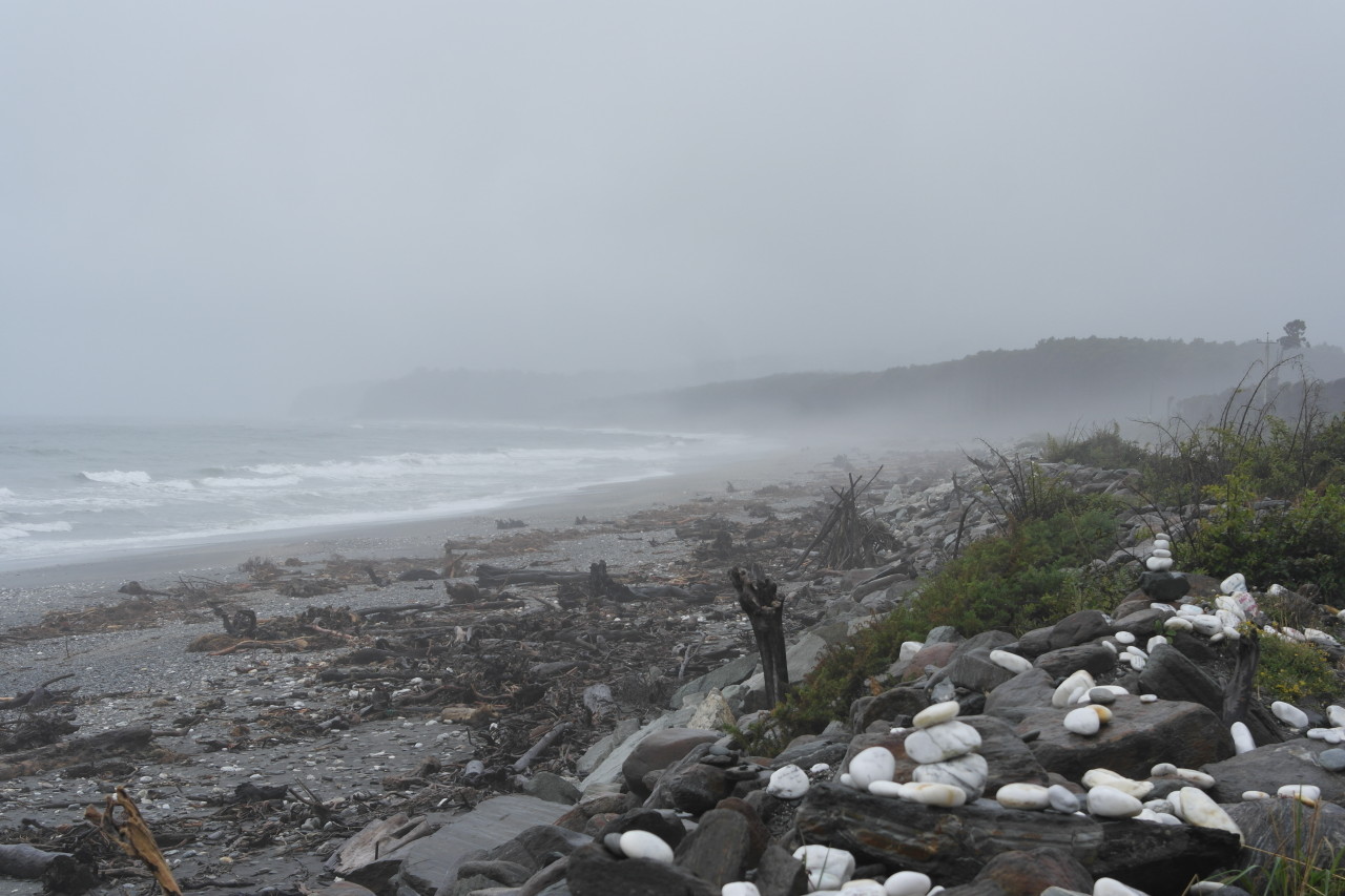 Sturm am Meer zwischen mit Glückwünschen beschrifteten Steinchen. Das Wetter heute war ein normaler Tag, es geht wohl noch viel schlimmer.