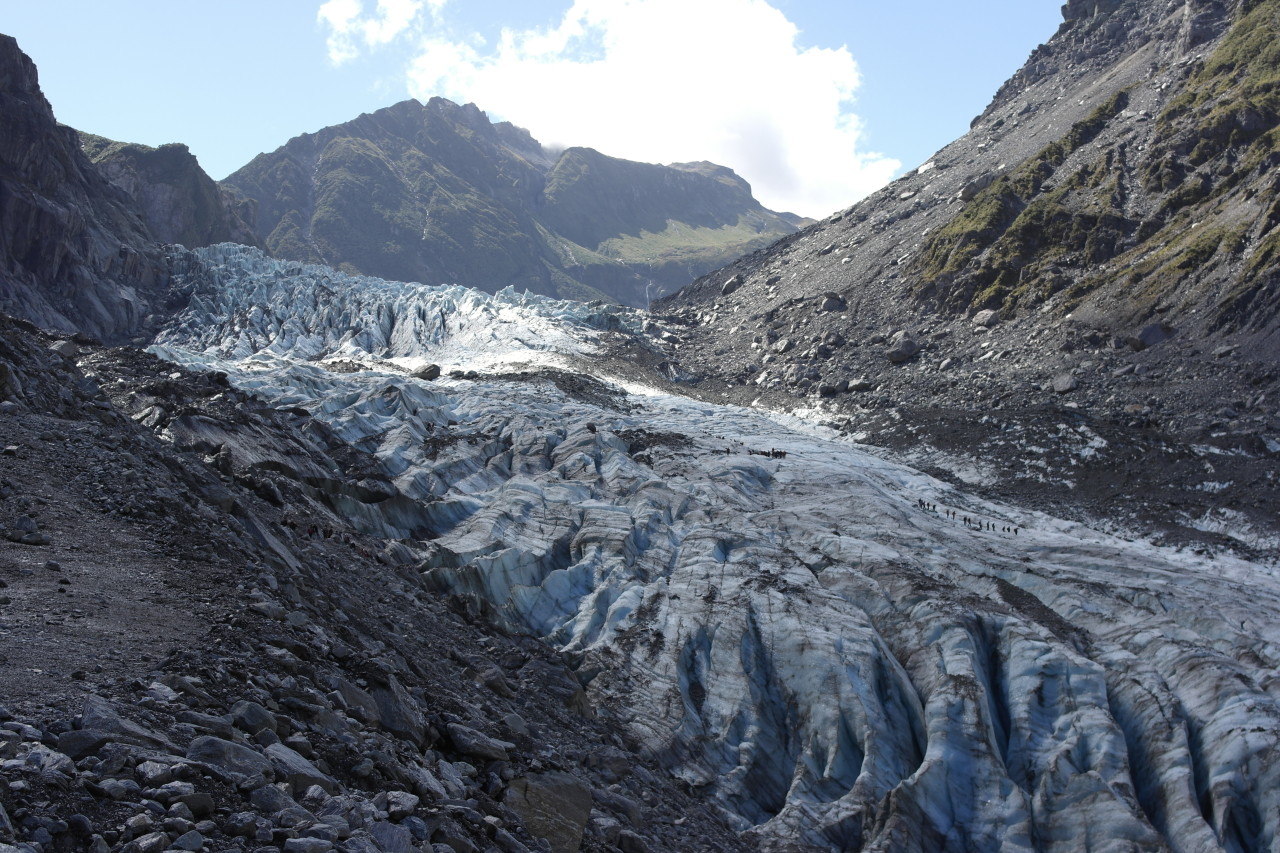 Die Stelle, an der der Gletscher über die Kuppe kommt, ist ein Eisfall. Auf dem Gletscher sind schon einige Gruppen unterwegs.