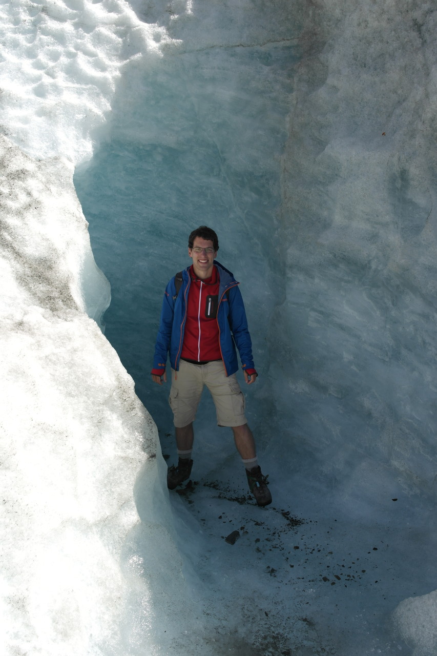 Eine kleine Eishöhle. Die besondere bläuliche Farbe des Eises war eigentlich viel intensiver!