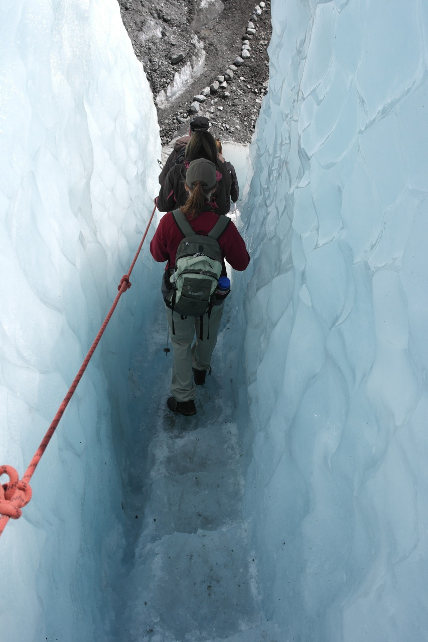 Beim Abstieg ging es durch diesen Eiskanal. auf dem ich mich ordentlich hingelegt habe, weil der Untergrund durch unsere Cramp-Ons zerhackt und rutschig war.