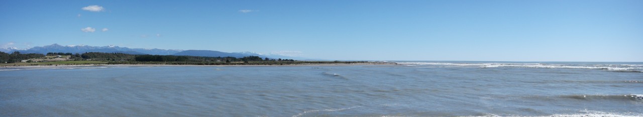 Die Alpen und das Meer vom Strand in Hoitika.