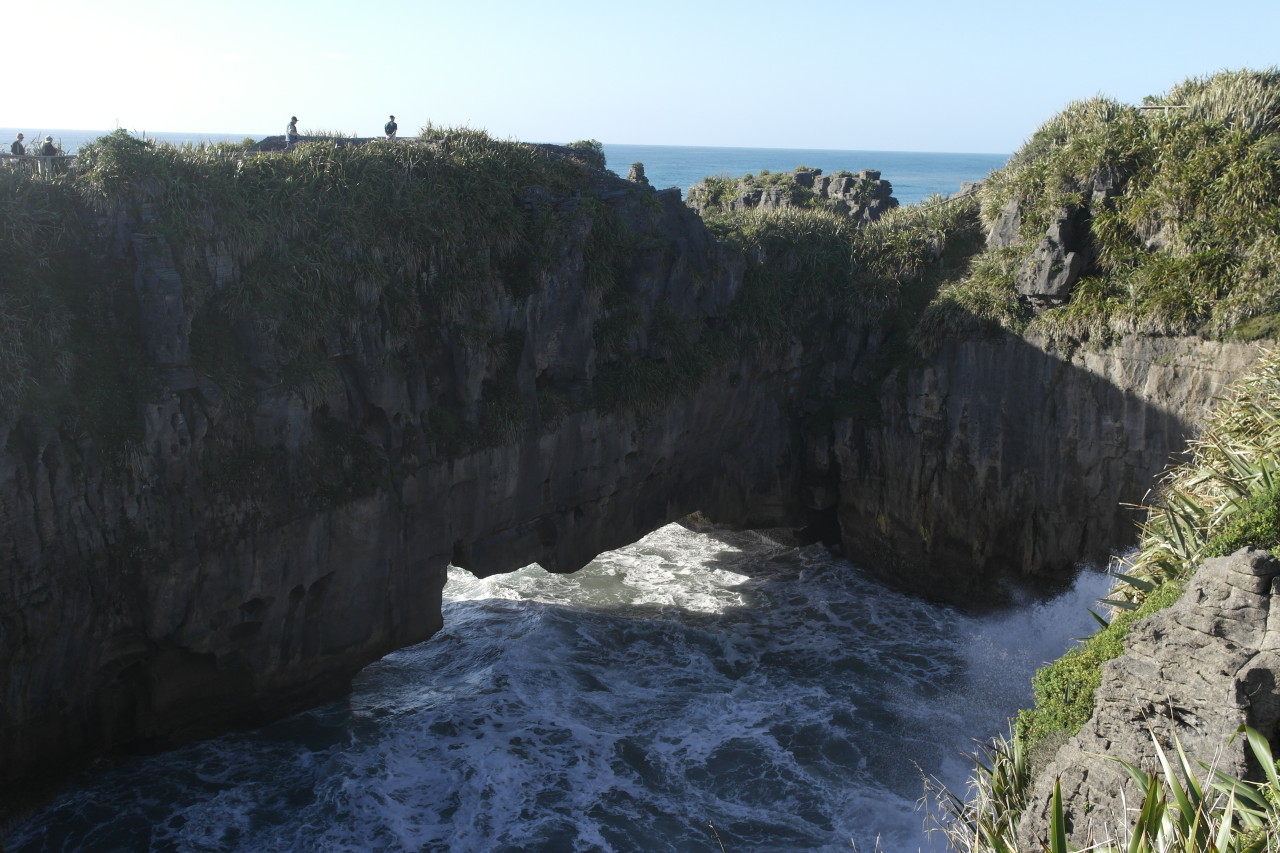 Ein "Swimming Pool". Diese Brücke ist der einzige Zugang zum Meer und wenn eine starke Welle hereinkommt, ist der Eingang verschlossen.