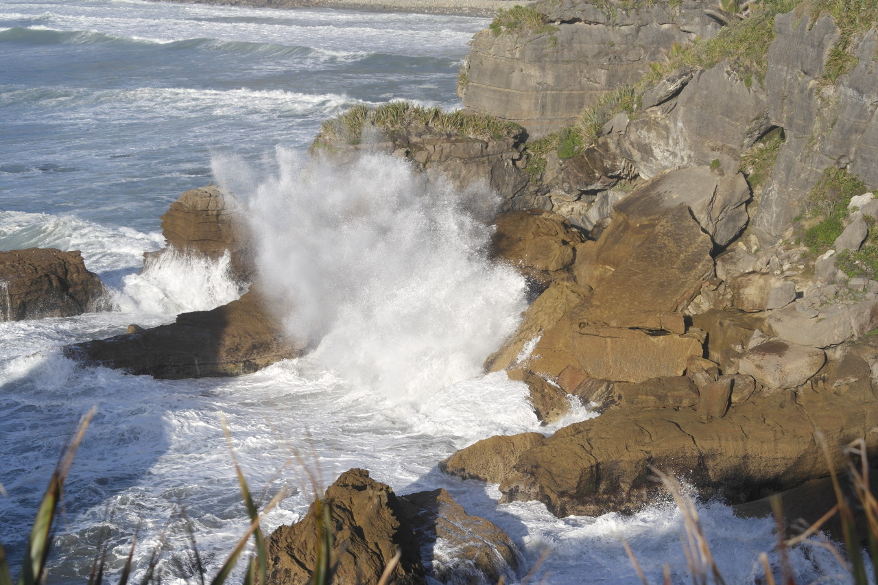 019 Punakaiki Pancake Rocks Cliffs Wave Splashing