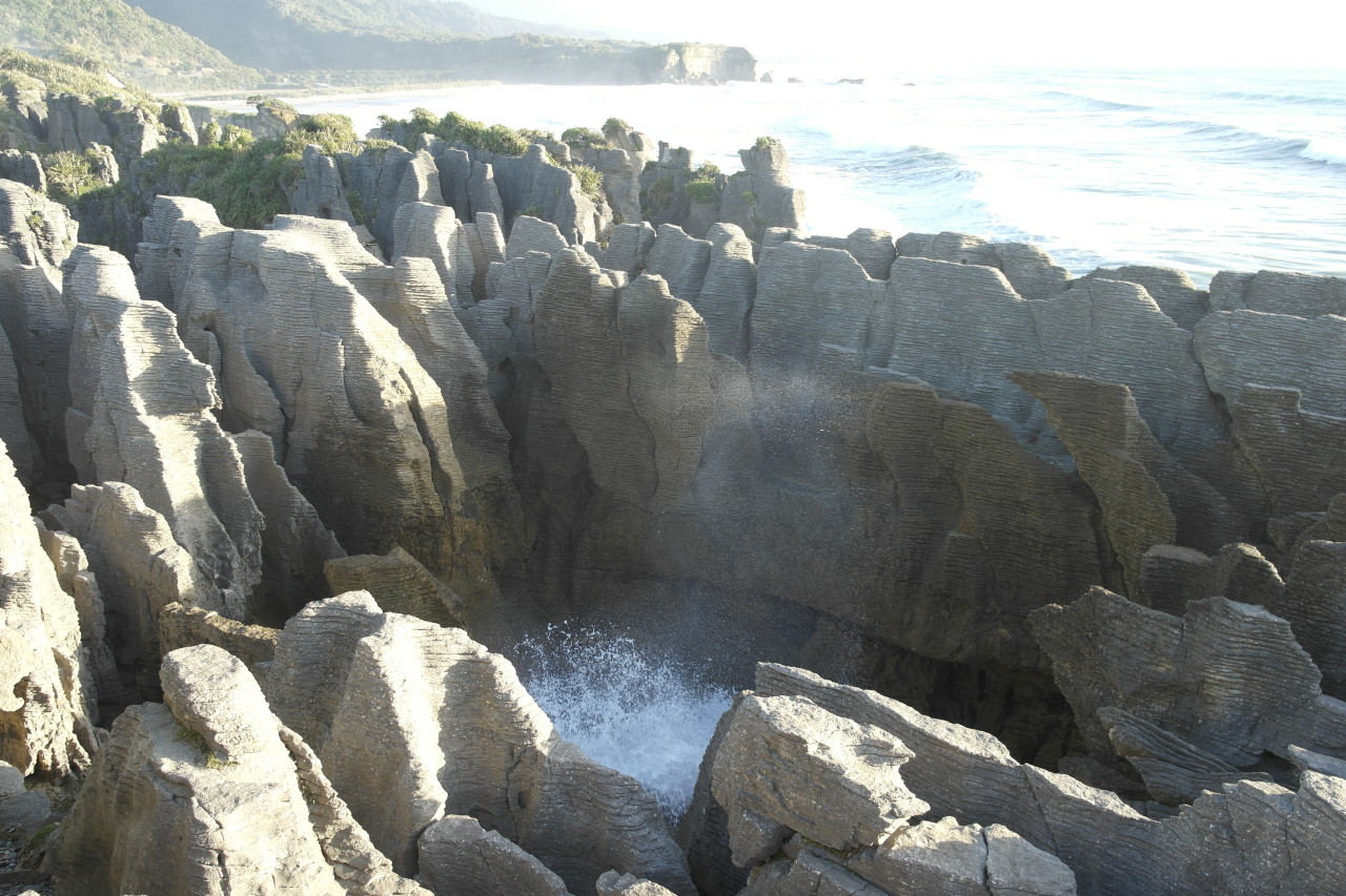 und auch da drin gibt's ein Blowhole, dass aber nicht so spektakulär ist, weil es noch weiter oben liegt.