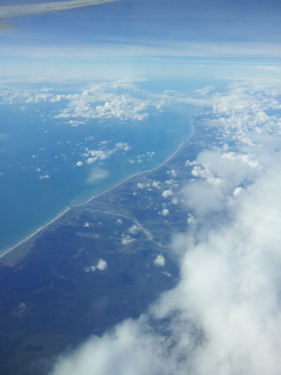 Hokitika! Da wo der Fluß ins Meer mündet stand ich und hab auf Mount Cook geguckt.