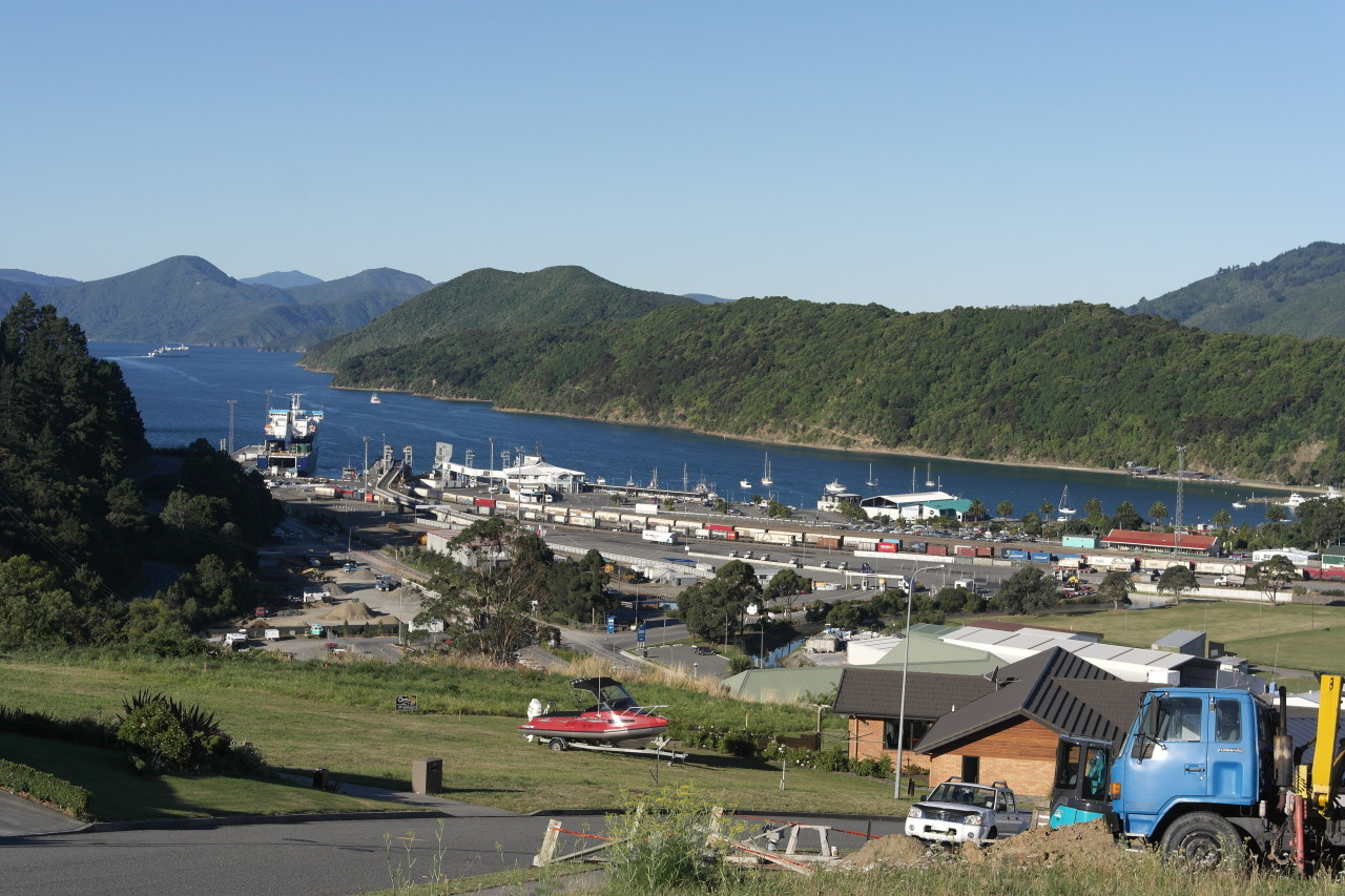 Der Hafen von Picton. Eine Fähre fährt gerade auf den Queen Charlotte Sound nach Wellington.