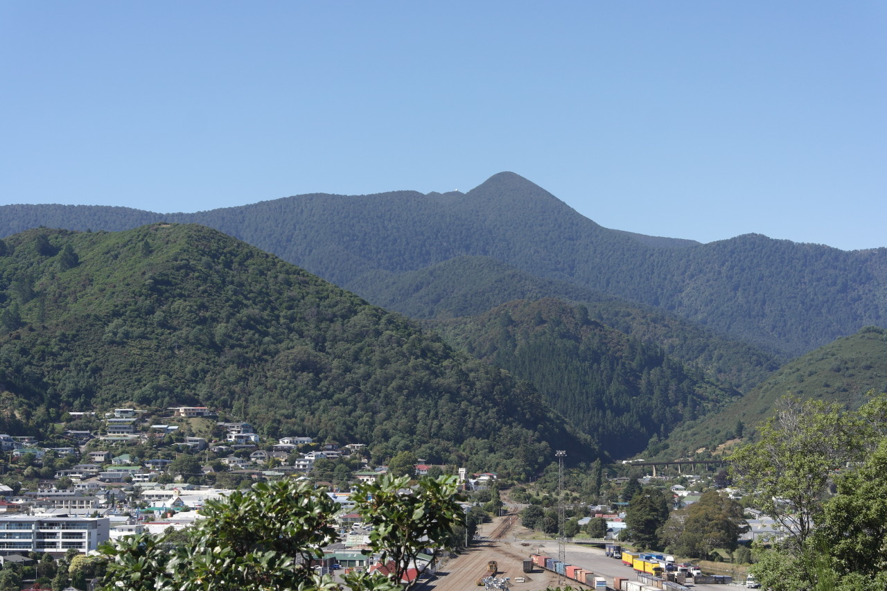 Die umliegenden Berge mit Sternwarte.