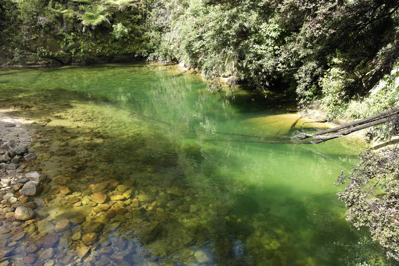 Der Fluss, der den Pool durchfließt.