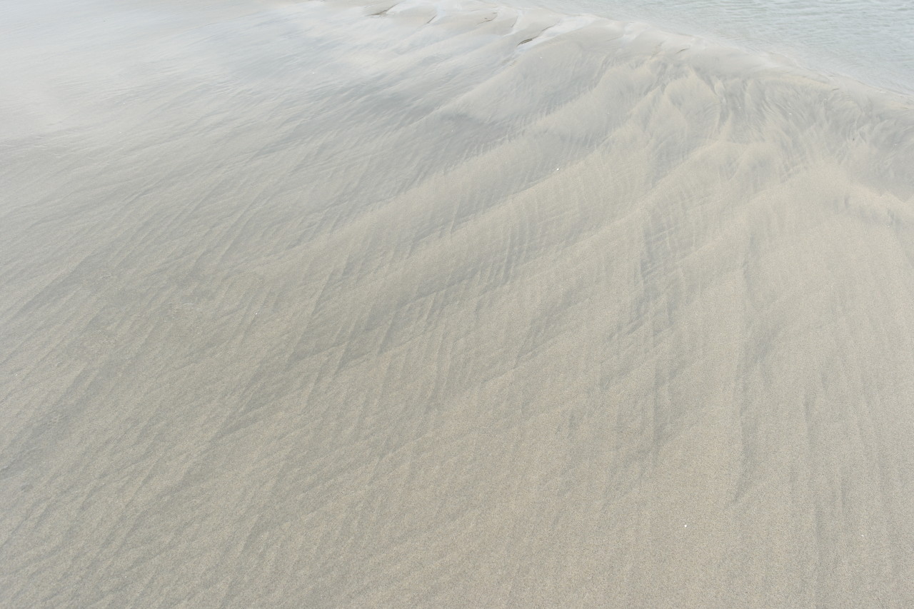 Interessant gleichförmige Muster im Sand