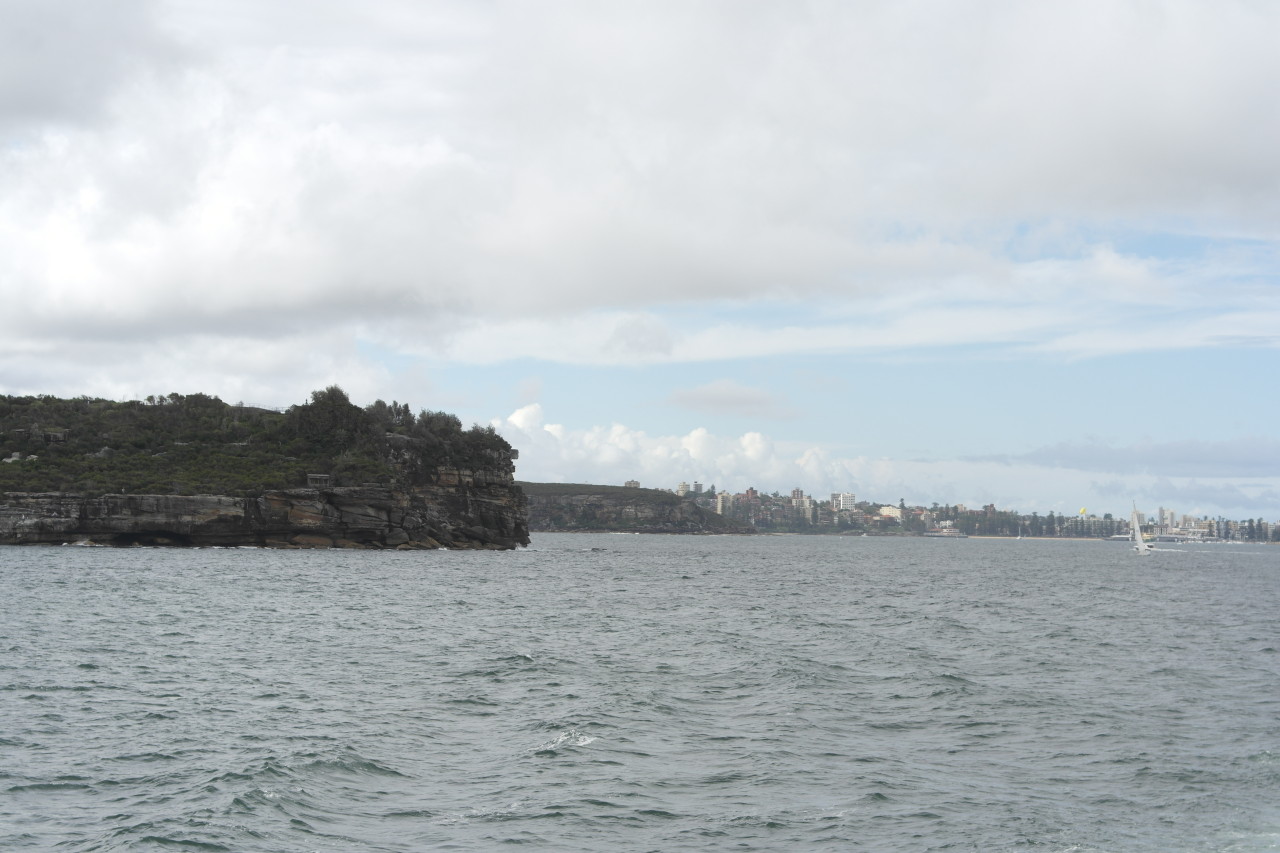 Die Küste am Sydney Harbour selber ist ziemlich klippig, und sogar ein Nationalpark, engebettet in diese riesige Stadt!